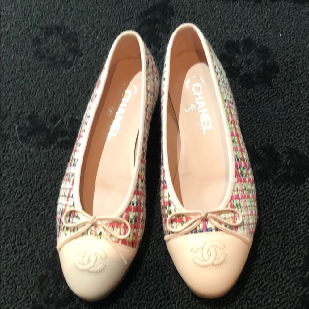 New Chanel ultra rare pink tweed 37.5